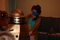Dalek | Dalek, vpravo Doctor (pravděpodobně kopie Dana Bakera)