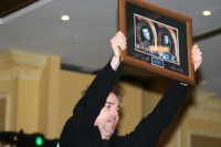 Aukce | Chuck drží nad hlavou zarámovanou fotku Kate a Davida, sedí na ramenou Dana Payna